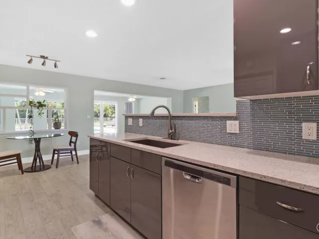 Продажа дома по адресу 1257 NW 7TH Street - фото 9310756