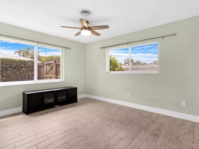 Продажа дома по адресу 1257 NW 7TH Street - фото 9310768