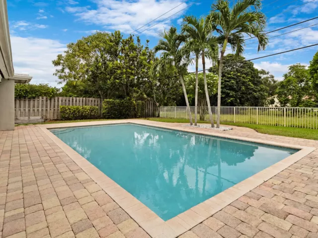 Продажа дома по адресу 1257 NW 7TH Street - фото 9310776