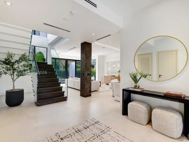 Продажа дома по адресу 685 NE 81st St - фото 9301042