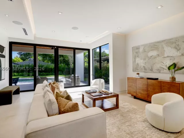 Продажа дома по адресу 685 NE 81st St - фото 9301044