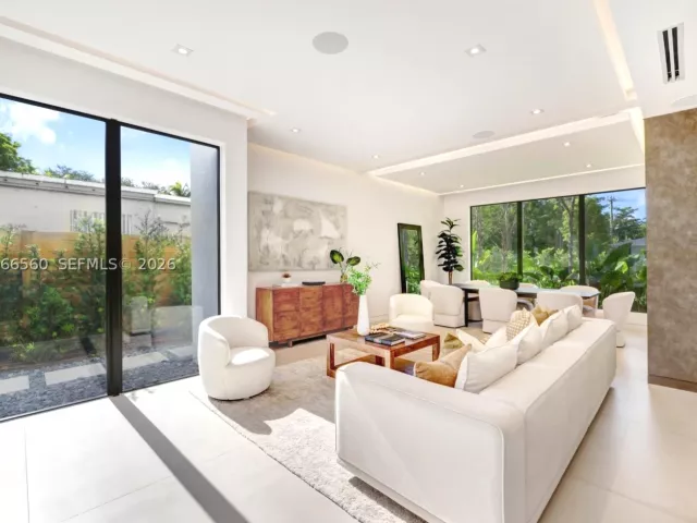 Продажа дома по адресу 685 NE 81st St - фото 9301045
