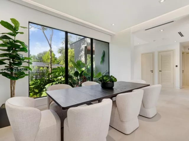 Продажа дома по адресу 685 NE 81st St - фото 9301046