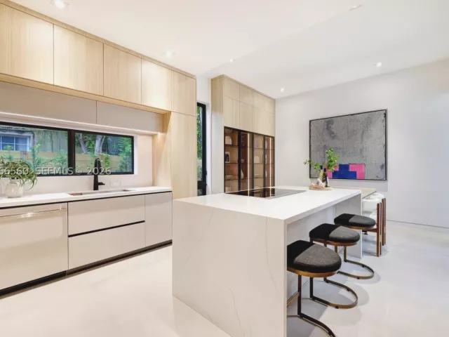 Продажа дома по адресу 685 NE 81st St - фото 9301047