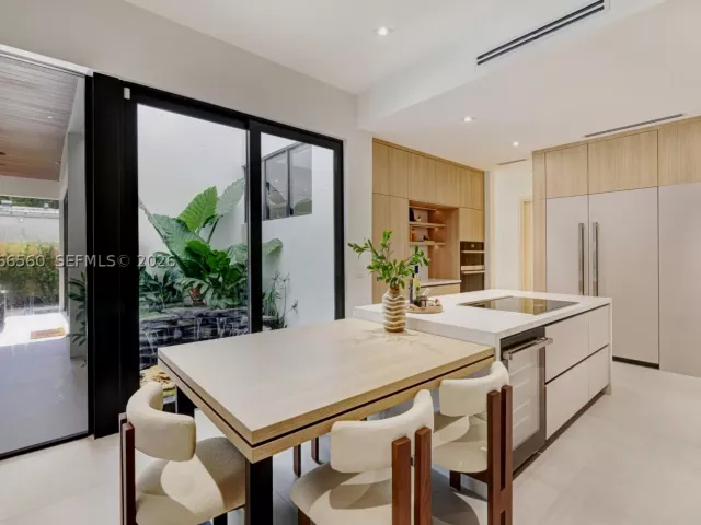 Продажа дома по адресу 685 NE 81st St - фото 9301050