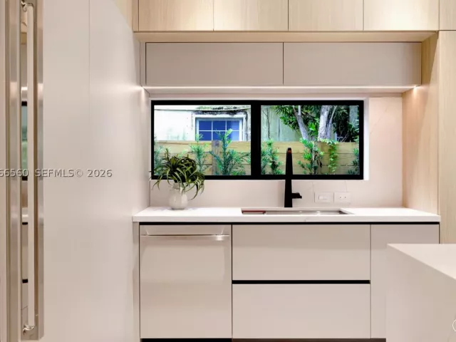 Продажа дома по адресу 685 NE 81st St - фото 9301054