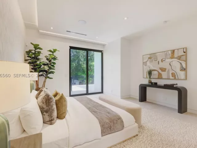 Продажа дома по адресу 685 NE 81st St - фото 9301059