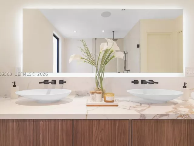 Продажа дома по адресу 685 NE 81st St - фото 9301062