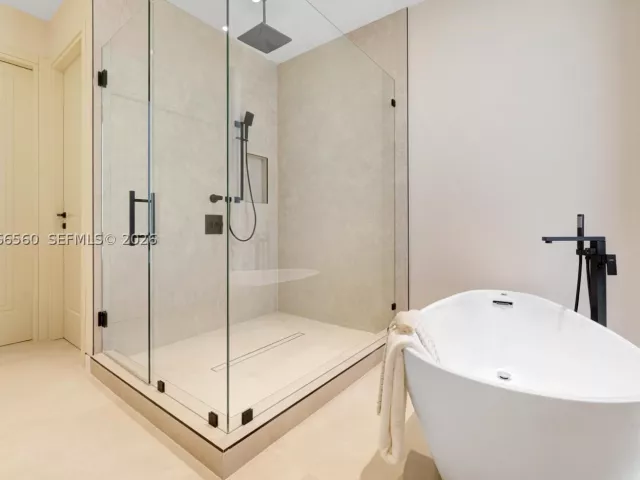 Продажа дома по адресу 685 NE 81st St - фото 9301063