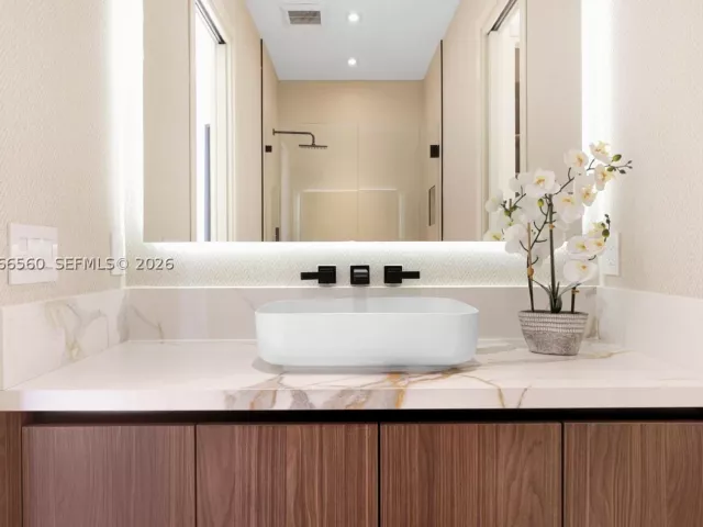 Продажа дома по адресу 685 NE 81st St - фото 9301066