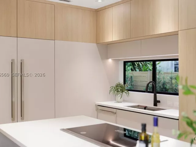 Продажа дома по адресу 685 NE 81st St - фото 9301067