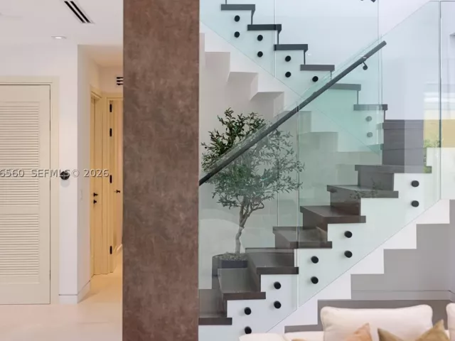 Продажа дома по адресу 685 NE 81st St - фото 9301070