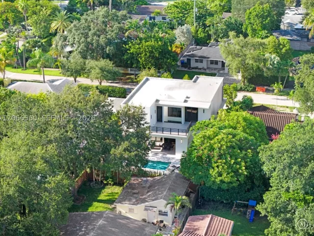Продажа дома по адресу 685 NE 81st St - фото 9301079