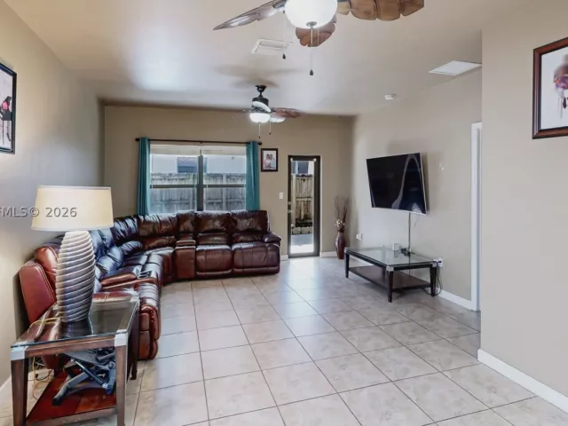 Продажа дома по адресу 729 SE 34th Ave - фото 9072054