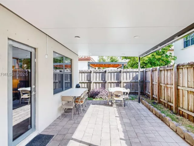 Продажа дома по адресу 729 SE 34th Ave - фото 9072100