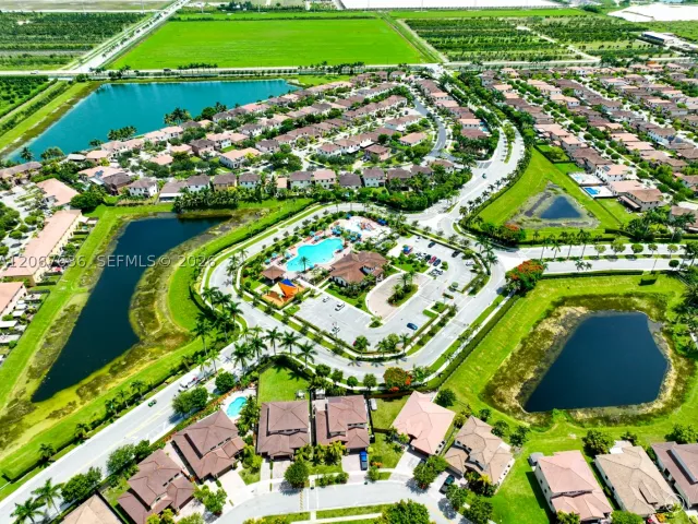 Продажа дома по адресу 729 SE 34th Ave - фото 9072188
