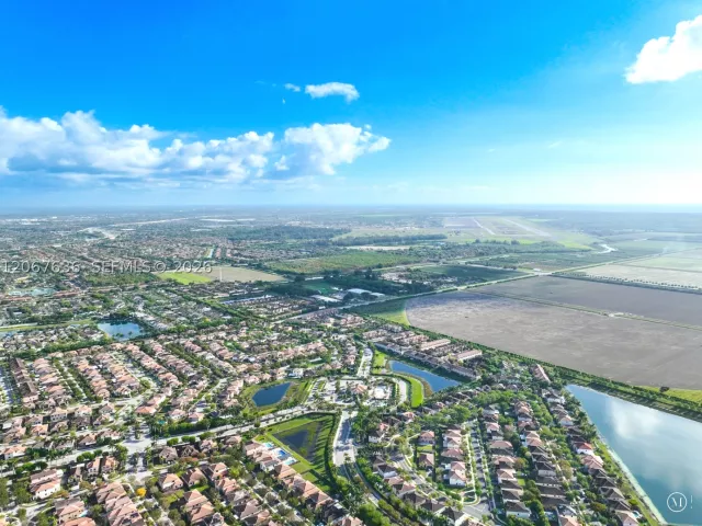 Продажа дома по адресу 729 SE 34th Ave - фото 9072211