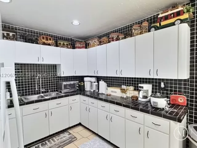 Продажа дома по адресу 1885 SW 21st Ter - фото 9263992