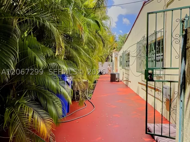 Продажа дома по адресу 1885 SW 21st Ter - фото 9264012