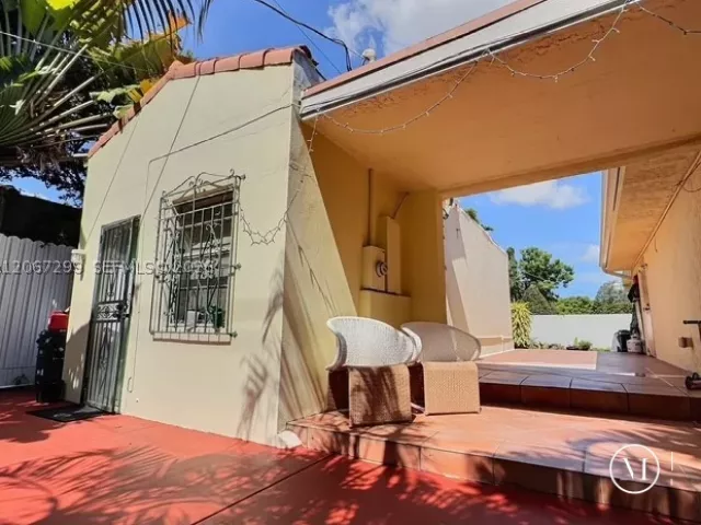 Продажа дома по адресу 1885 SW 21st Ter - фото 9264013