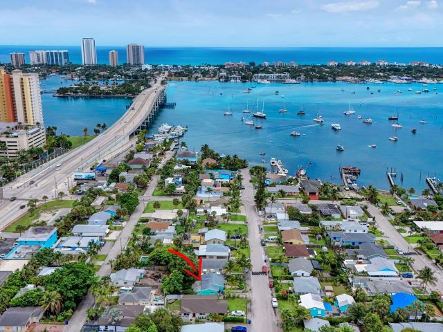 Продажа дома по адресу 216 E 24th Street - фото 9093971
