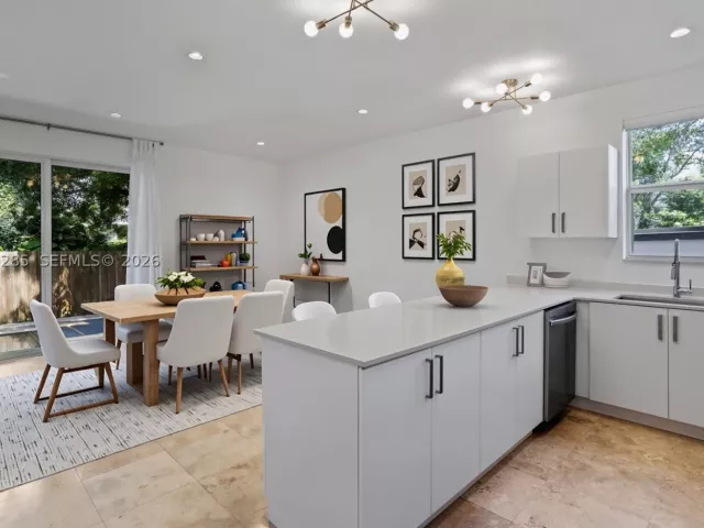 Продажа дома по адресу 2784 SW 34th Ave - фото 9119757