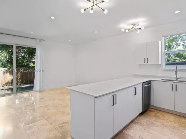 Продажа дома по адресу 2784 SW 34th Ave - фото 9119761