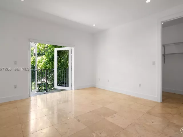 Продажа дома по адресу 2784 SW 34th Ave - фото 9119772