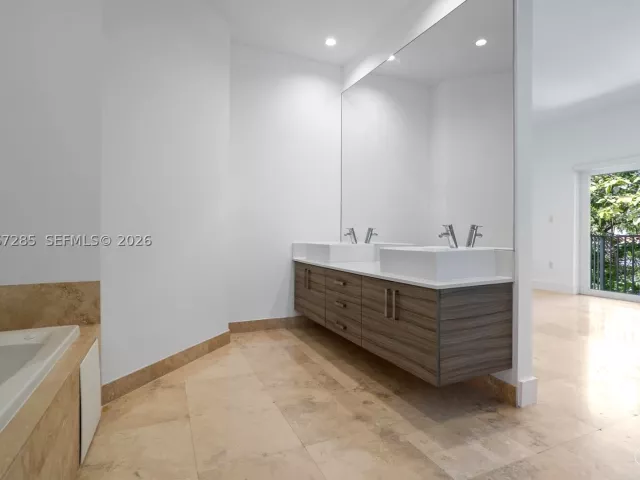 Продажа дома по адресу 2784 SW 34th Ave - фото 9119790