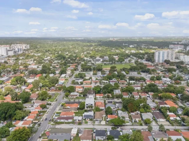 Продажа дома по адресу 2784 SW 34th Ave - фото 9119810