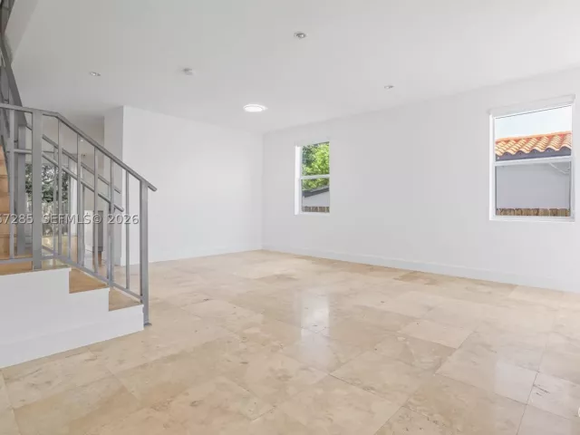 Продажа дома по адресу 2784 SW 34th Ave - фото 9119748