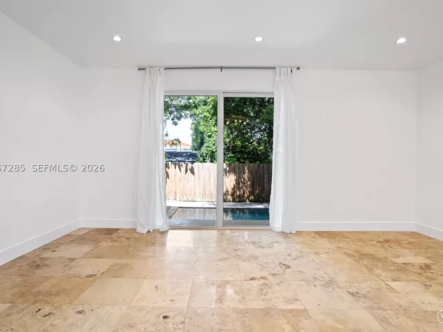 Продажа дома по адресу 2784 SW 34th Ave - фото 9119750