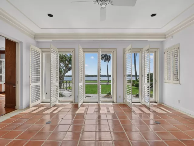 Продажа дома по адресу 5011 S FLAGLER Drive - фото 9103484