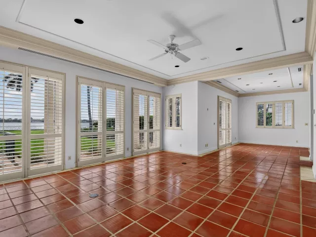 Продажа дома по адресу 5011 S FLAGLER Drive - фото 9103487
