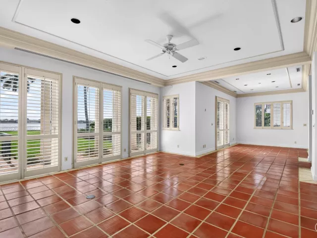 Продажа дома по адресу 5011 S FLAGLER Drive - фото 9103489