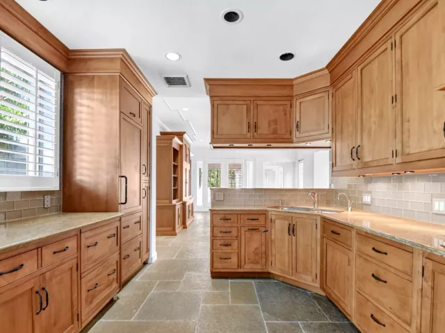 Продажа дома по адресу 5011 S FLAGLER Drive - фото 9103506
