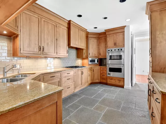 Продажа дома по адресу 5011 S FLAGLER Drive - фото 9103508