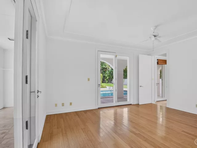 Продажа дома по адресу 5011 S FLAGLER Drive - фото 9103518