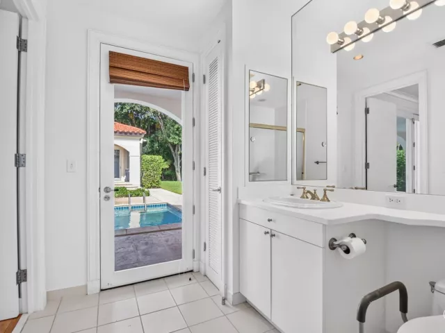 Продажа дома по адресу 5011 S FLAGLER Drive - фото 9103520