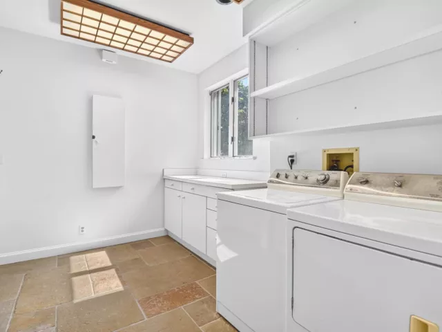 Продажа дома по адресу 5011 S FLAGLER Drive - фото 9103522