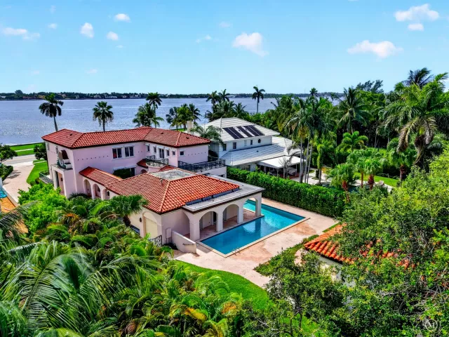 Продажа дома по адресу 5011 S FLAGLER Drive - фото 9103465