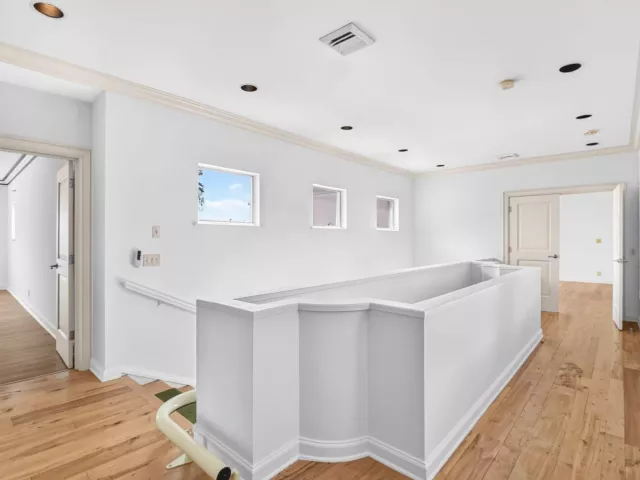 Продажа дома по адресу 5011 S FLAGLER Drive - фото 9103527