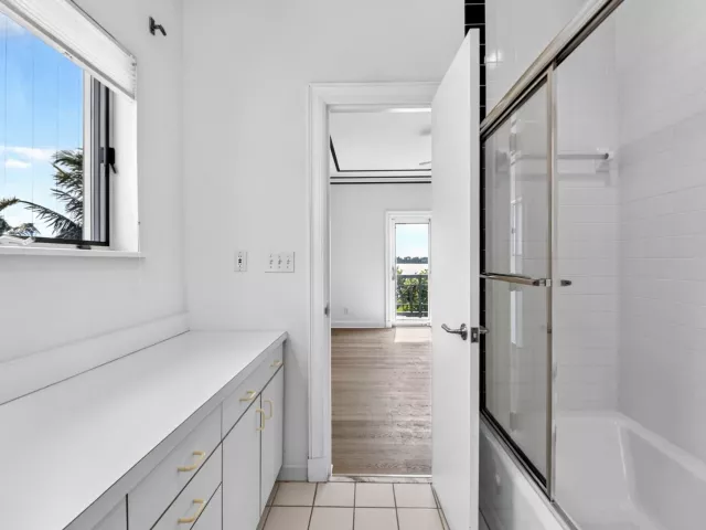Продажа дома по адресу 5011 S FLAGLER Drive - фото 9103536