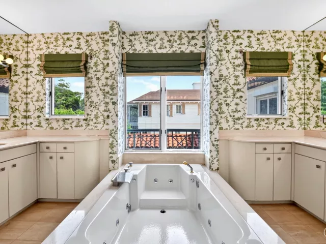 Продажа дома по адресу 5011 S FLAGLER Drive - фото 9103538