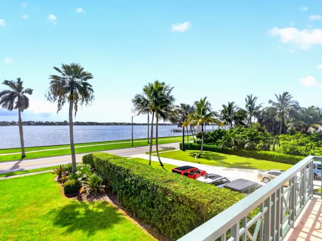 Продажа дома по адресу 5011 S FLAGLER Drive - фото 9103582