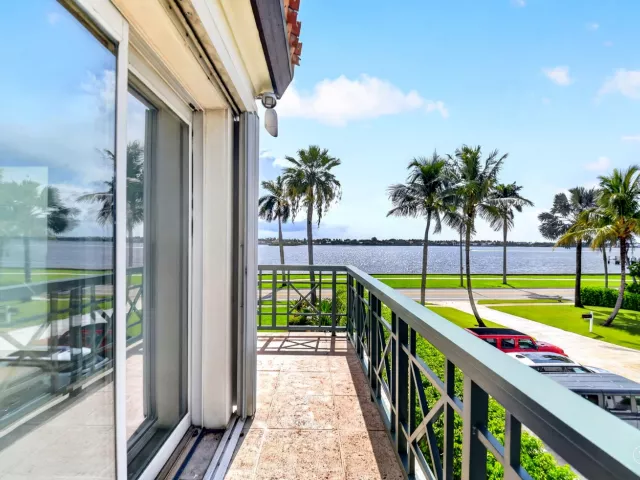 Продажа дома по адресу 5011 S FLAGLER Drive - фото 9103584