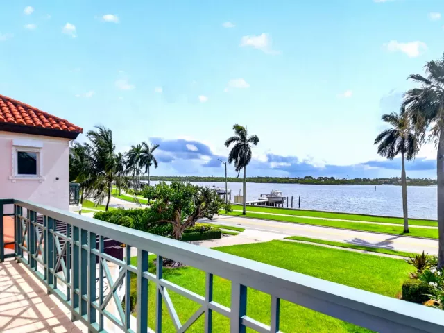 Продажа дома по адресу 5011 S FLAGLER Drive - фото 9103586