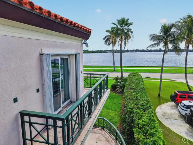 Продажа дома по адресу 5011 S FLAGLER Drive - фото 9103588