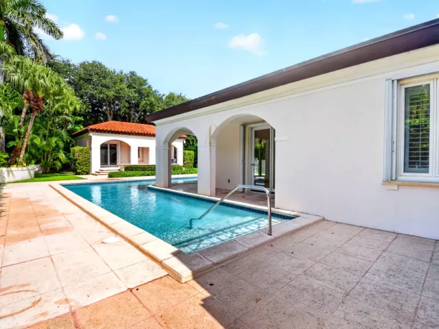 Продажа дома по адресу 5011 S FLAGLER Drive - фото 9103613