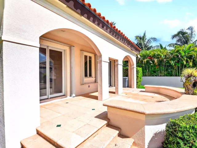 Продажа дома по адресу 5011 S FLAGLER Drive - фото 9103474